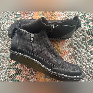 Women’s adorable Alegria black slip on boots. Size 38. NEL-597XW.